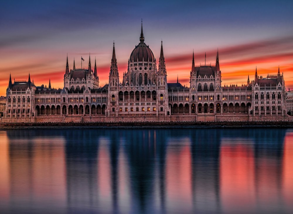 Beautiful Sunrise over the Parliament in Budapest von Vasil Nanev