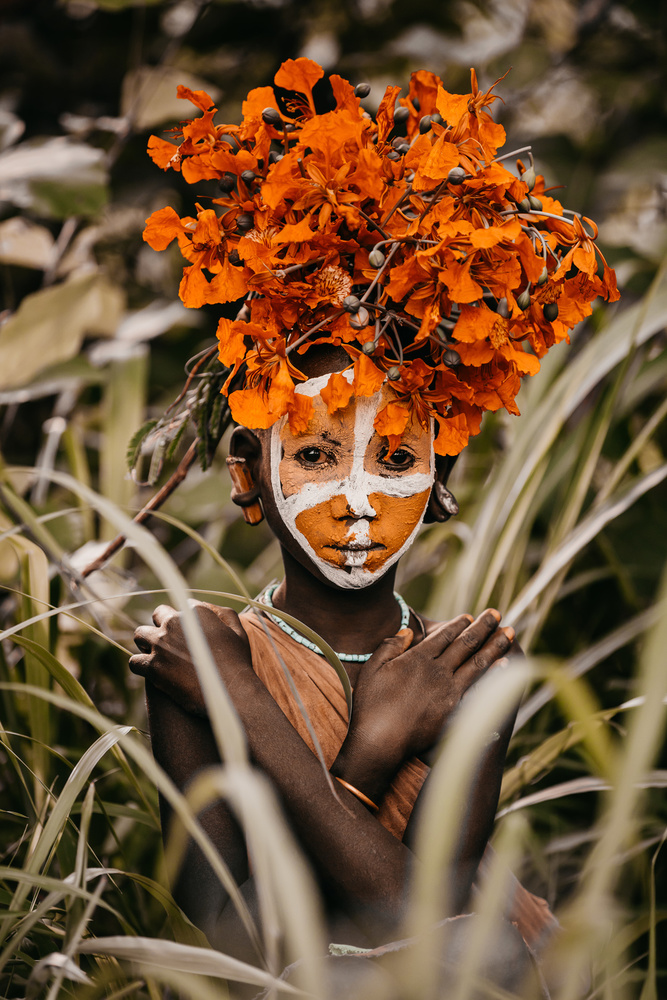 Suri boy and flowers von Vedran Vidak