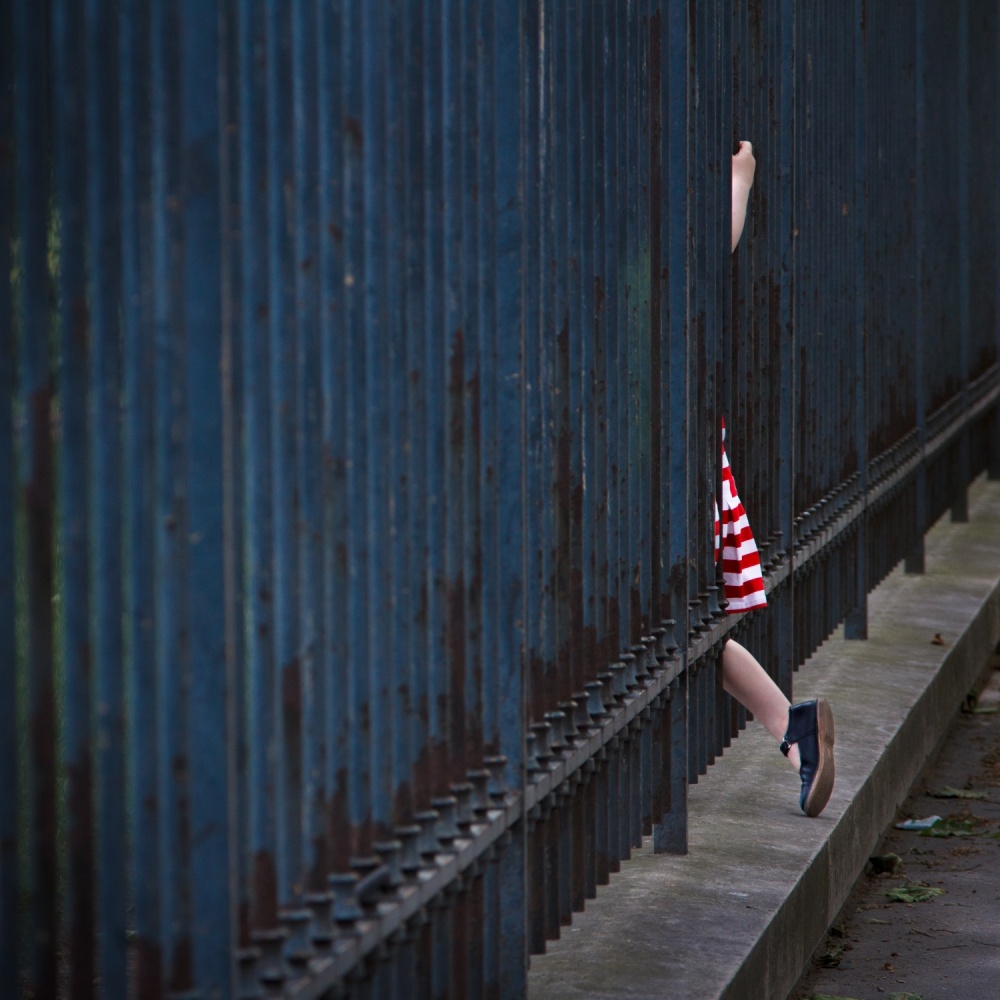 girl in striped red dress von Veronica Gonzalez Vanek