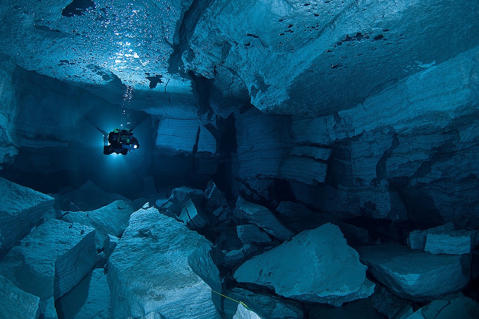 landslide hall von Viktor Lyagushkin