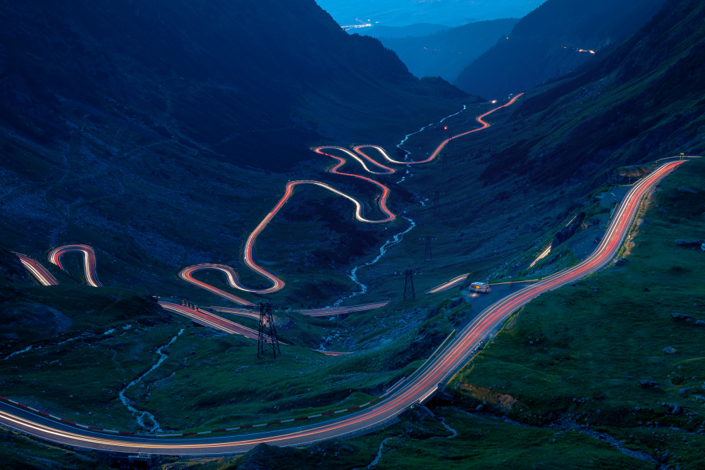 Light trails on the highest mountain road in Romania, Fagaras mountains von Vio Oprea