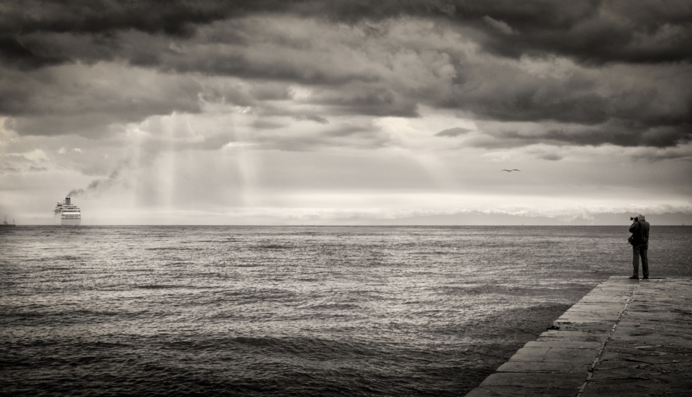 The photographer and the sea von Vito Guarino