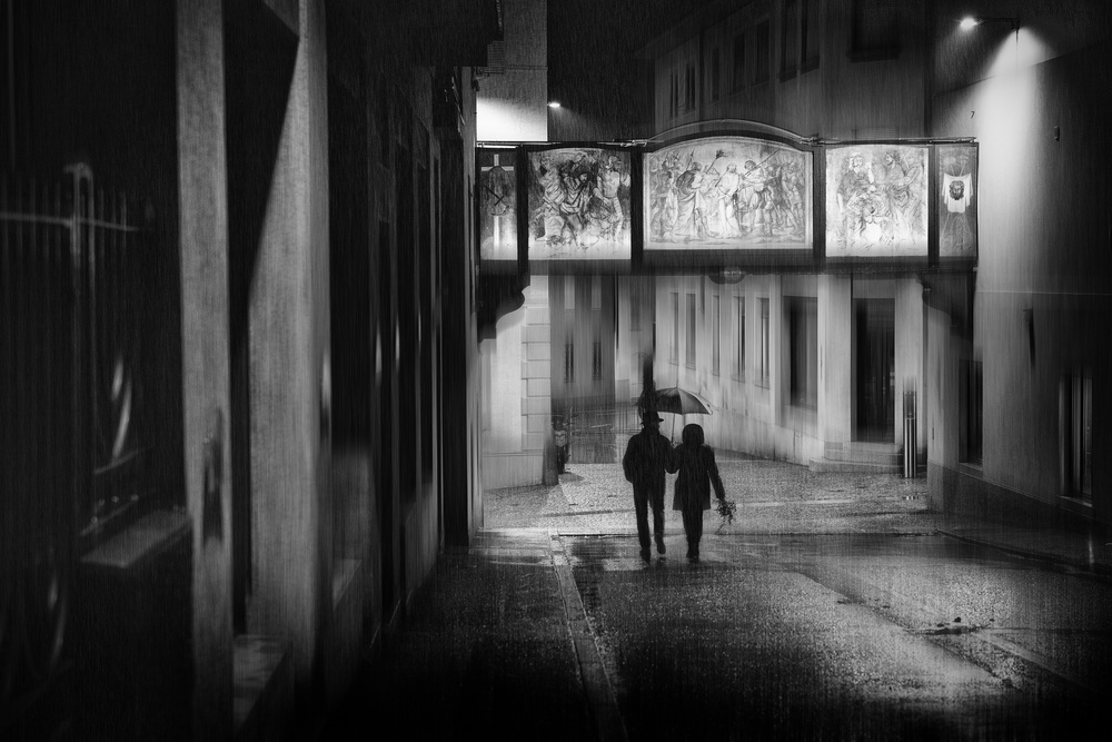 Walking in the rain von Vito Guarino