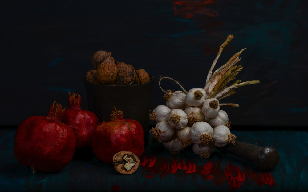 Still life with garlic, walnuts and pomegranates von Vladimir Pavlovskyy