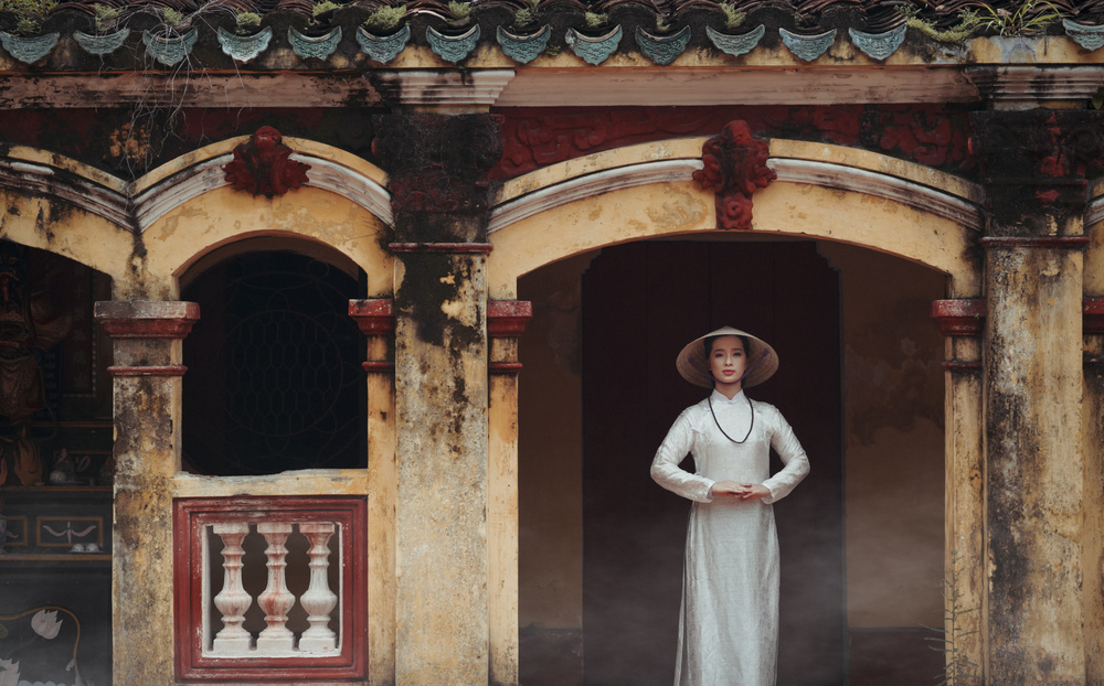 A Vietnamese girl in a traditional ao dai dress is praying for happiness von Vu Thien Vu