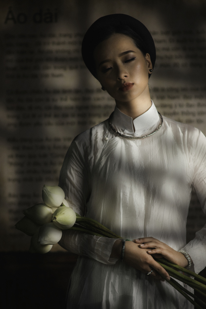 Portrait of Hue teenage girl in Vietnam von Vu Thien Vu