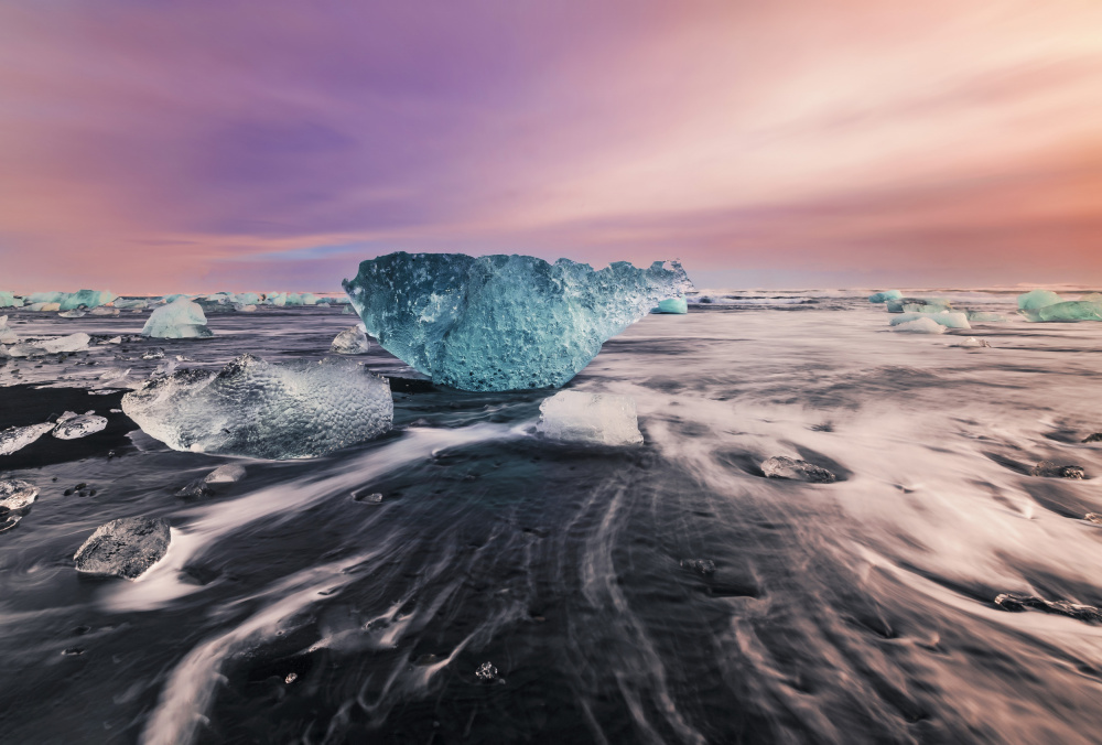 Blue &quot;Gemstone&quot; on black sand beach von Wei (David) Dai