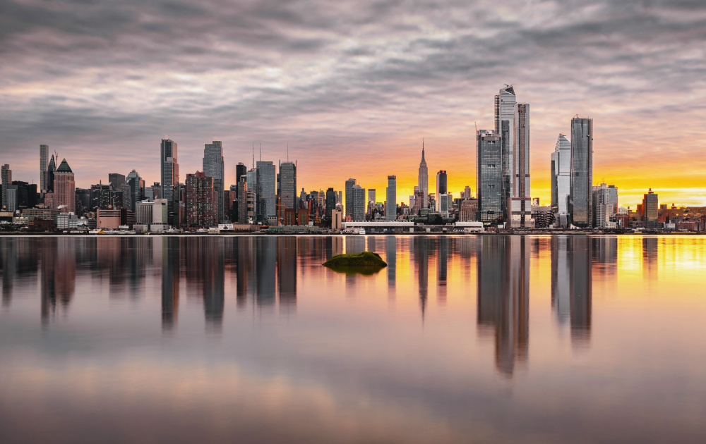 Dawns Reflection: Manhattan Skyline over Hudson von Wei (David) Dai