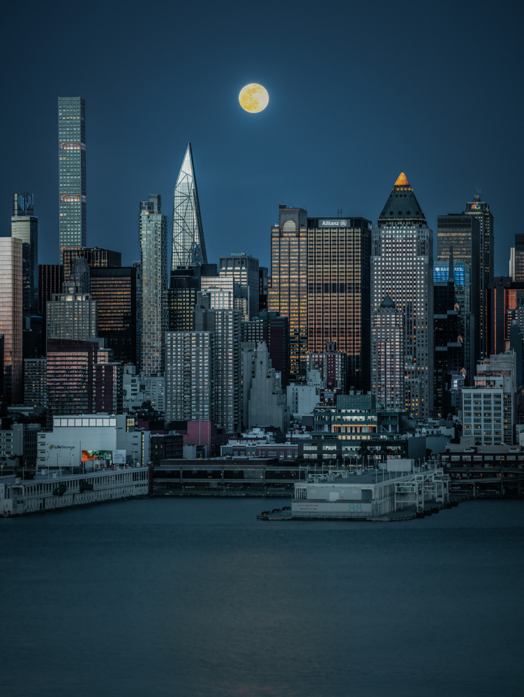 Lunar Elegance over Manhattan von Wei (David) Dai