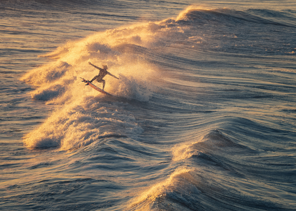 Surfing at Sunrise， von Wei Xu