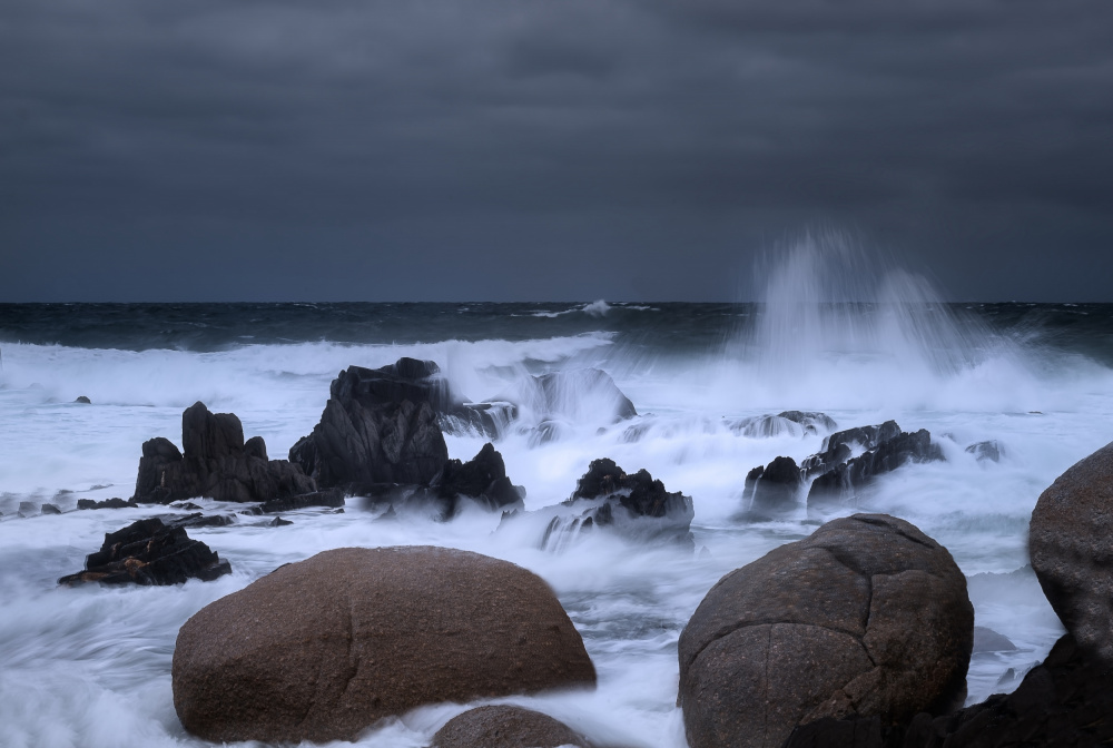 The bombarding waves von Weihong Liu