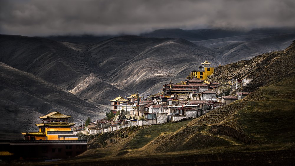 Monastery at plateau von Weihong Liu