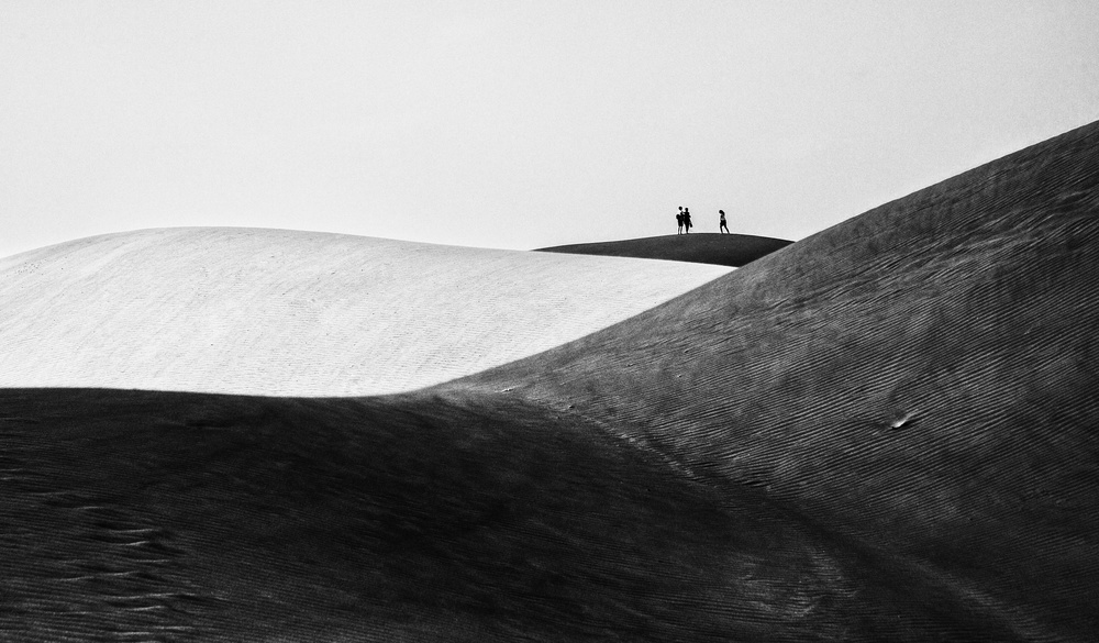 People in the desert von Wenche Aune