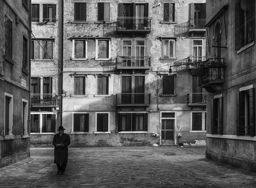 Quiet street von Wenche Aune