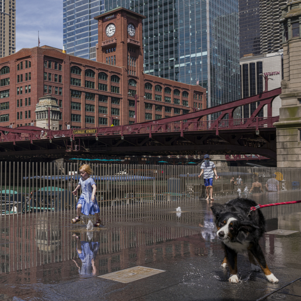 Fountain Splashes On the Riverwalk von Wendy Fischer Hartman