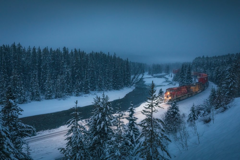 A cargo train is passing Morants Curve von Wendy Xu