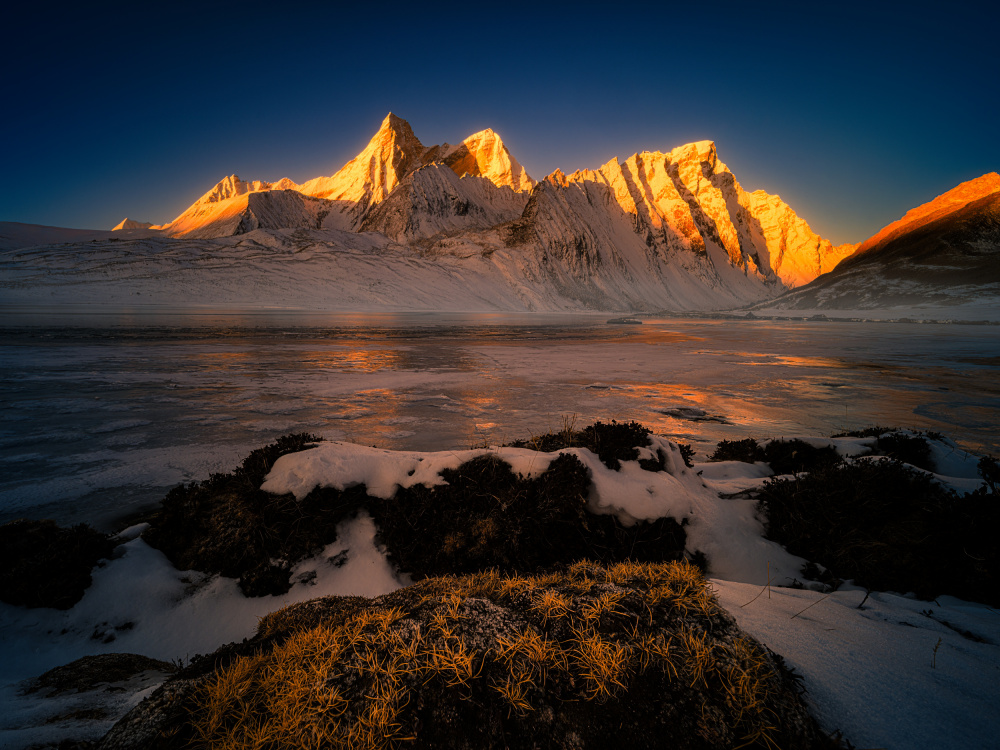 Sunrise of Ama drime peak von Wenming Du