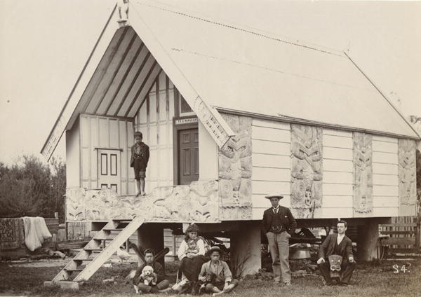 Pataka, Putiki, c.1900 (silver gelatin print)  von William Partington