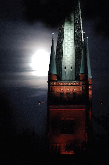 Vollmond hinter Hamburger St. Johannis-Kirche von Wolfgang Langenstrassen