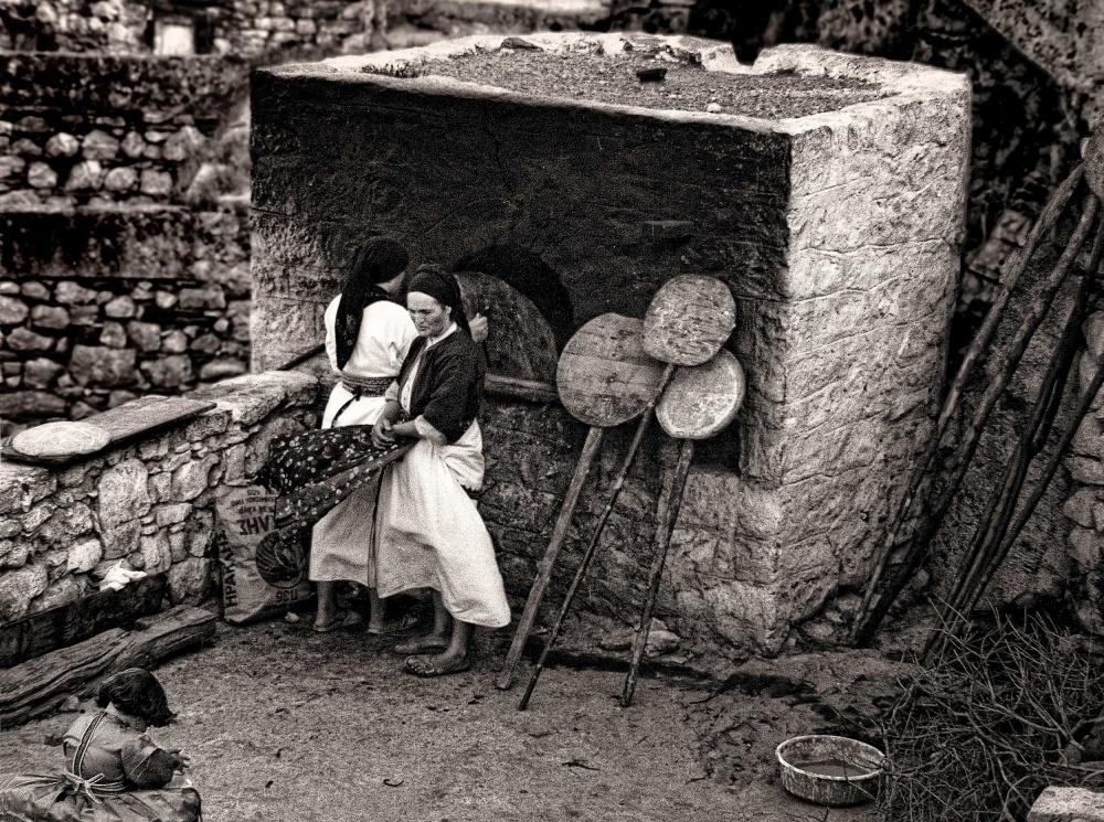 an  Aegian island bakery von Xenophon Mantinios