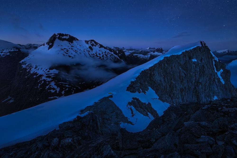 On the Edge of Blue Heaven von Yan Zhang