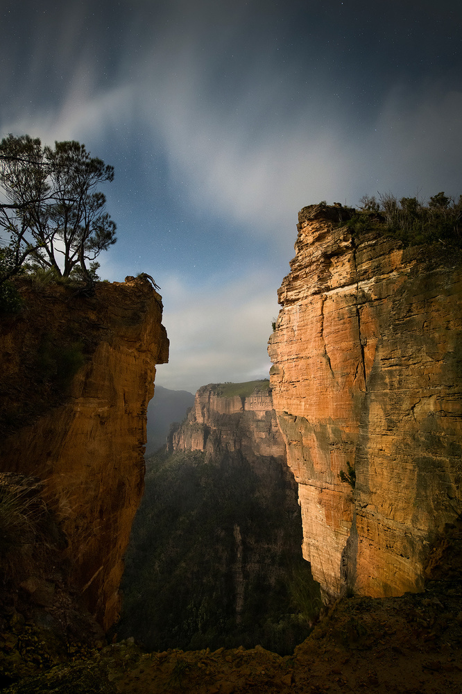 Moonlight over Blue Mountains von Yan Zhang