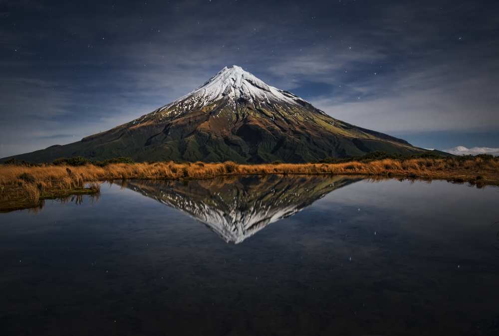 Mount Taranaki - A Starry Night von Yan Zhang