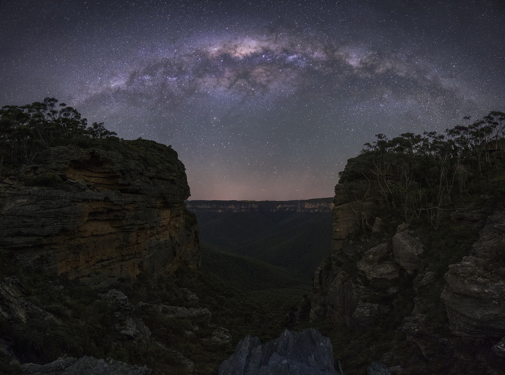 Night Sky over Blue Mountains von Yan Zhang