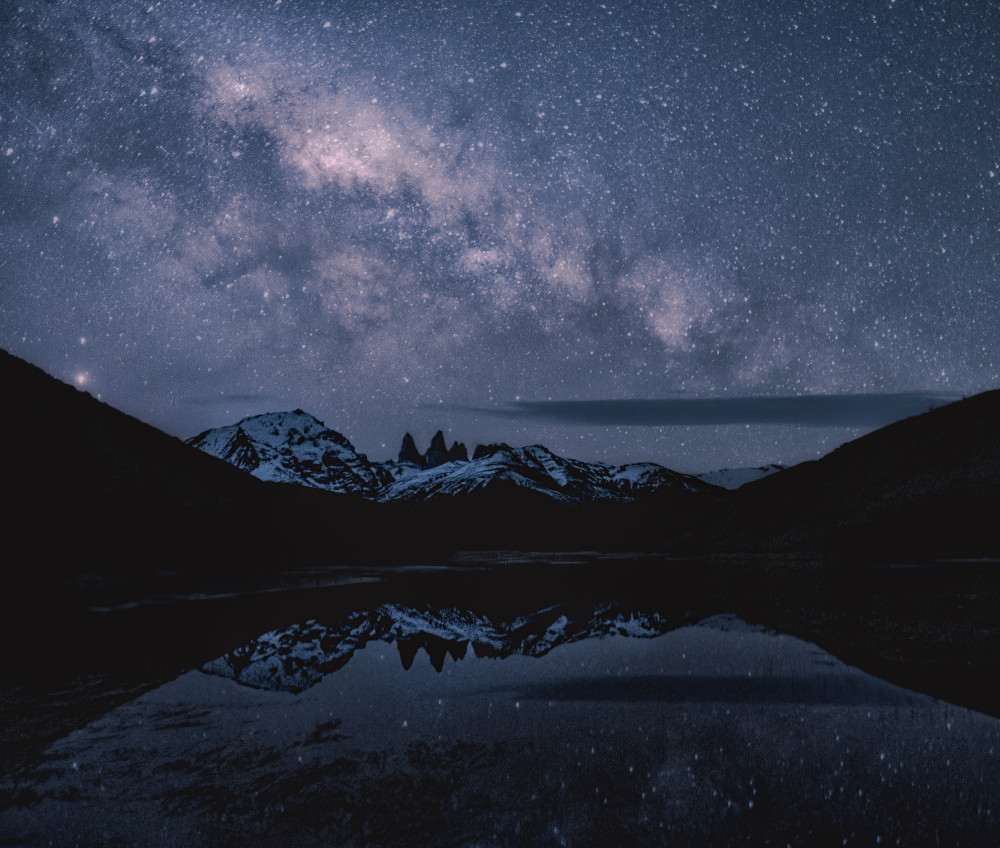 MilkyWay Under Moon light at Patagonia von Yanny Liu