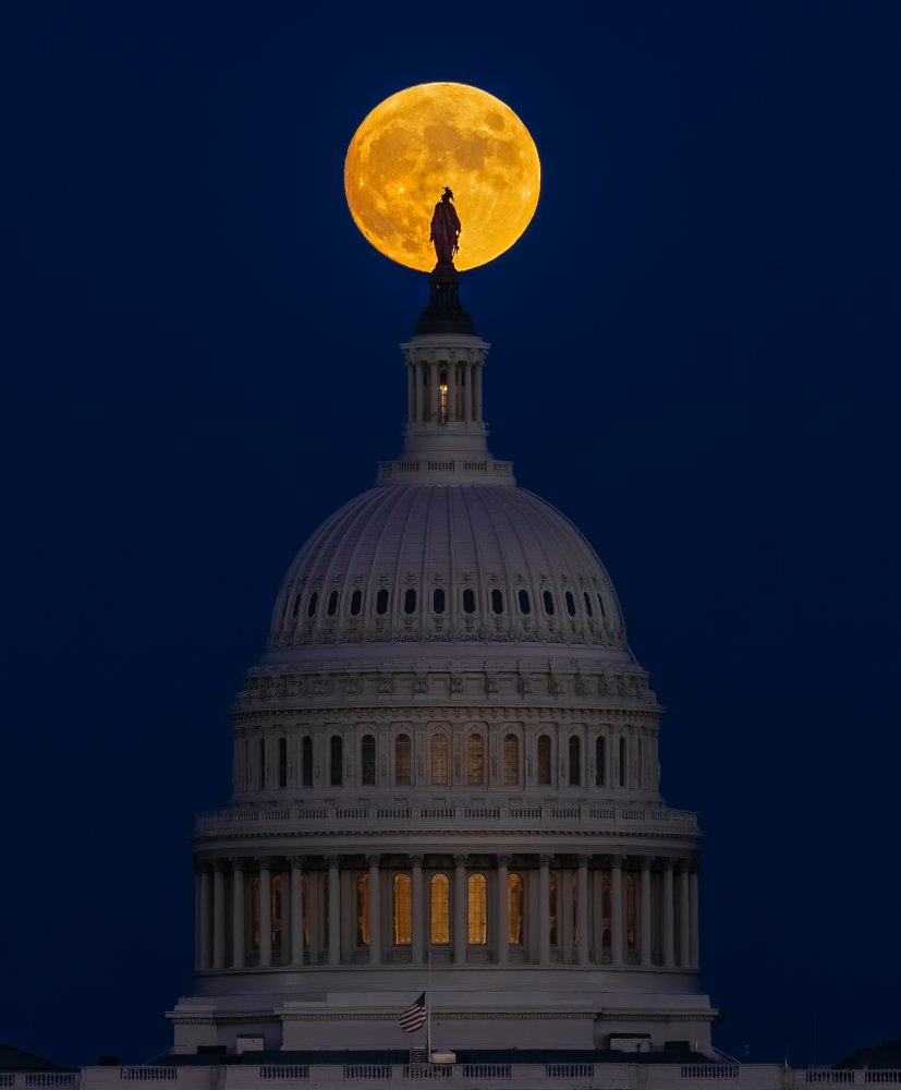 Moon Rise at Washington Capital von Yanny Liu