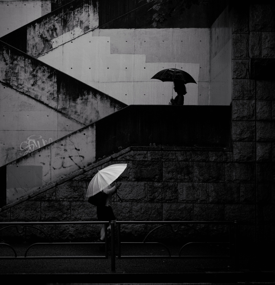 A black umbrella and  a white umbrella von Yasuhiro Takachi