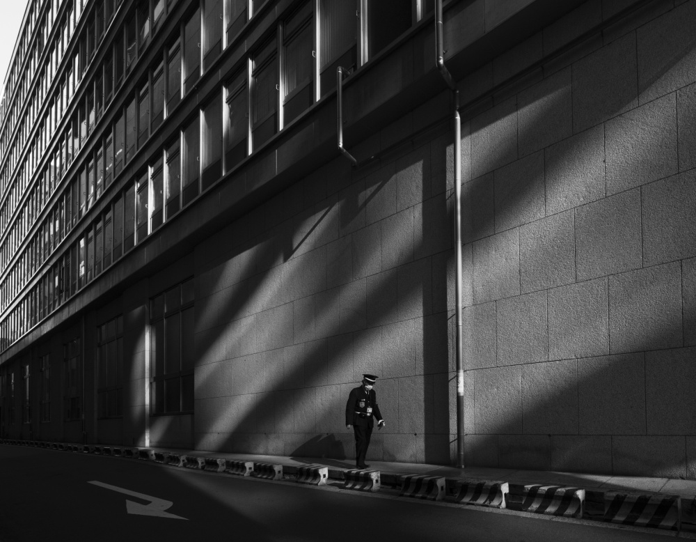 A Narrow Alley where Light and Shadow Intertwine von Yasuhiro Takachi