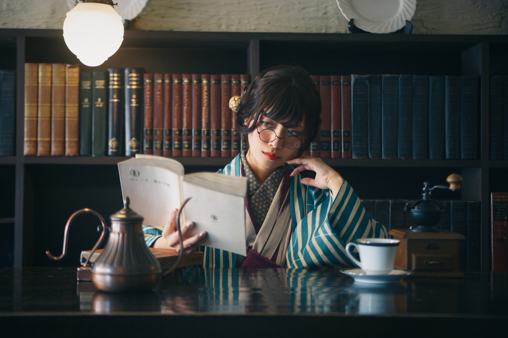 Reading at a cafe von Yasuhiro Ujiie