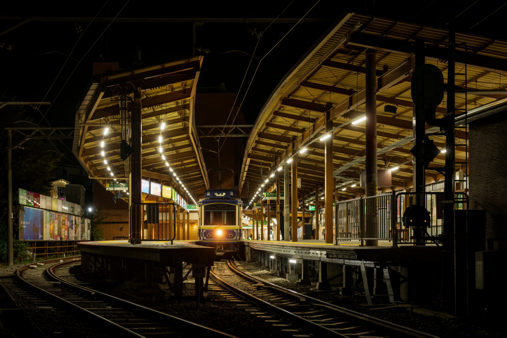 The last train of the day. von YASUTOSHI HONJO