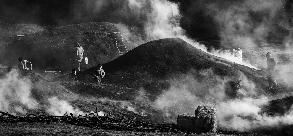 Life Among the Smoke von Yavuz Pancareken