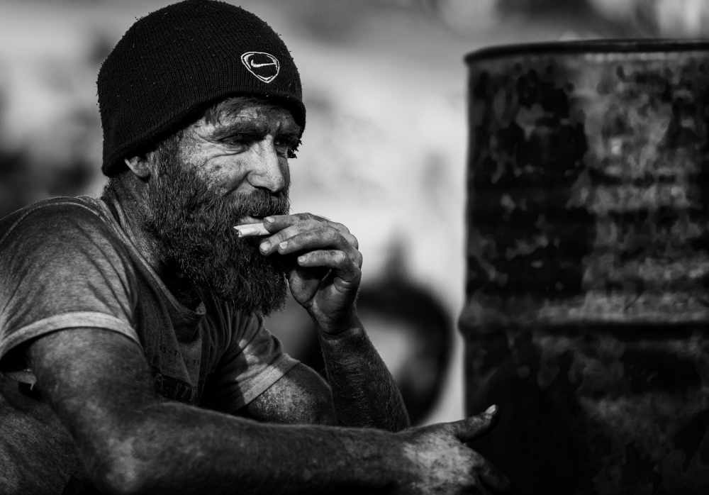 Rolling Cigarette von Yavuz Pancareken