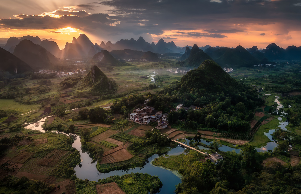 Five Fingers Mountain von Ye Naing Wynn