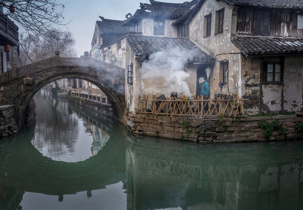 Morning Smoke in Zhouzhuang (周庄) von Yi Jiang