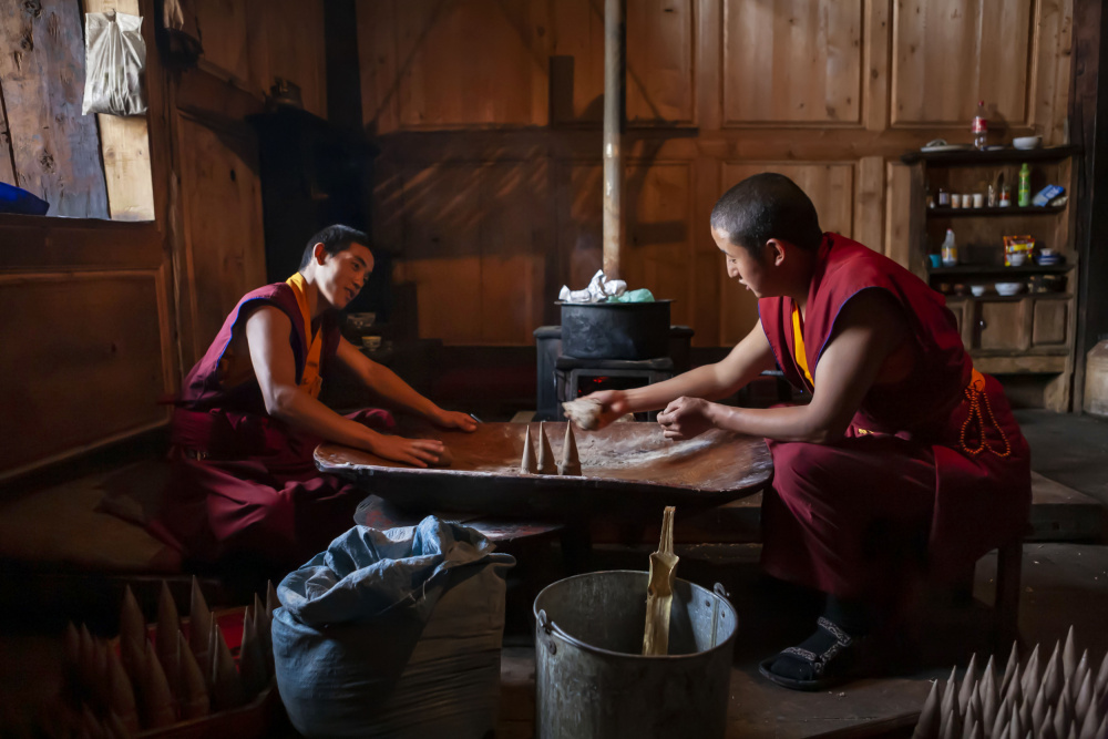 Little Lama making sacrificial offerings von yibing Nie