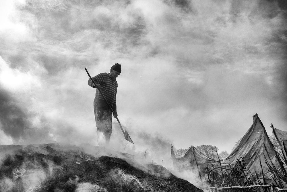 Charcoal worker von YILDIRIM GENCOGLU