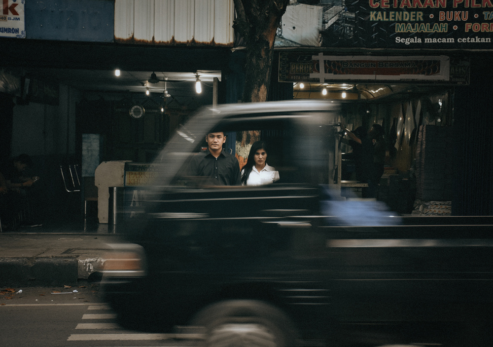 portrait of a couple on the street von Yoga Praditya