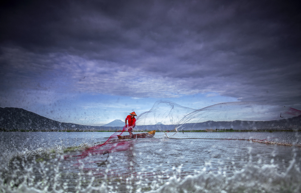 A Fisherman in Action von Yohan Roy Gratia