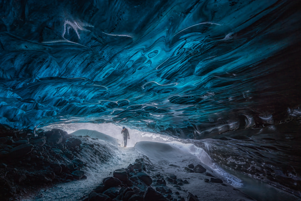 Adventurer in Blue Cave von Yongnan Li （李永男）