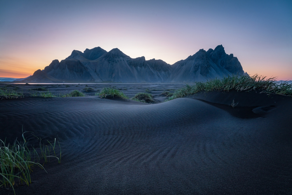 Sand and Mountain von Yongnan Li （李永男）