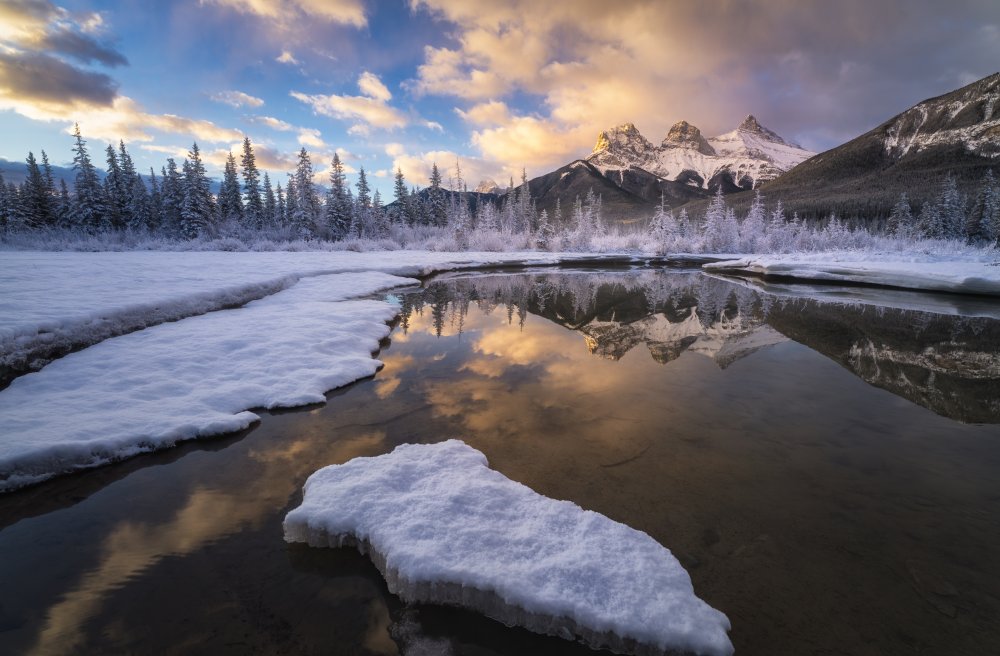 Three Sister Peak After a Snow Fall von Yongnan Li （李永男）