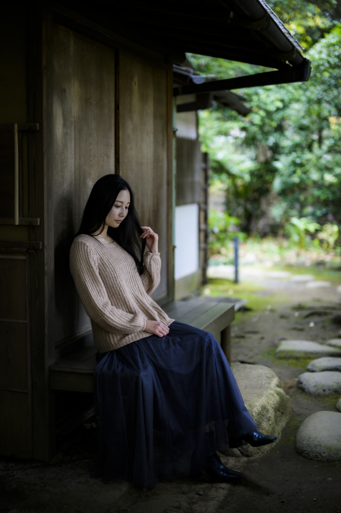 Taking a break under the eaves von Yoshihisa Nemoto