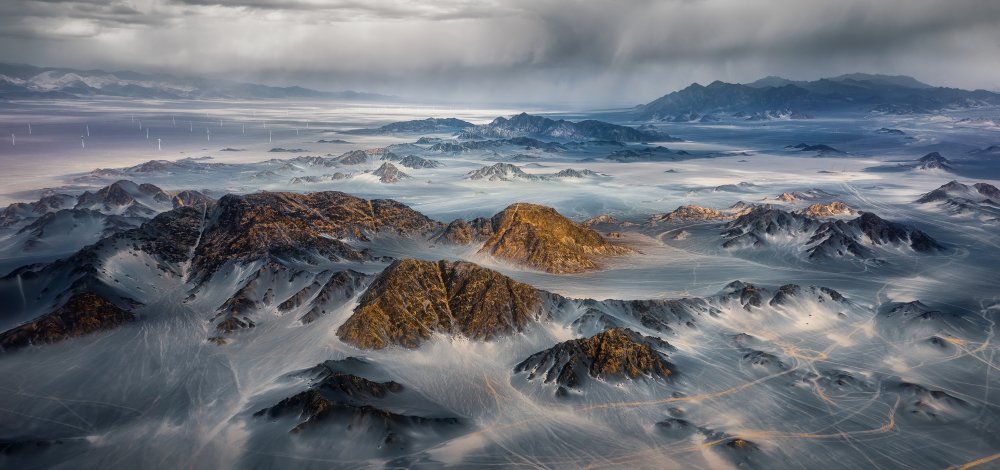 Black mountain is surging with wind and clouds von Yuan Cui