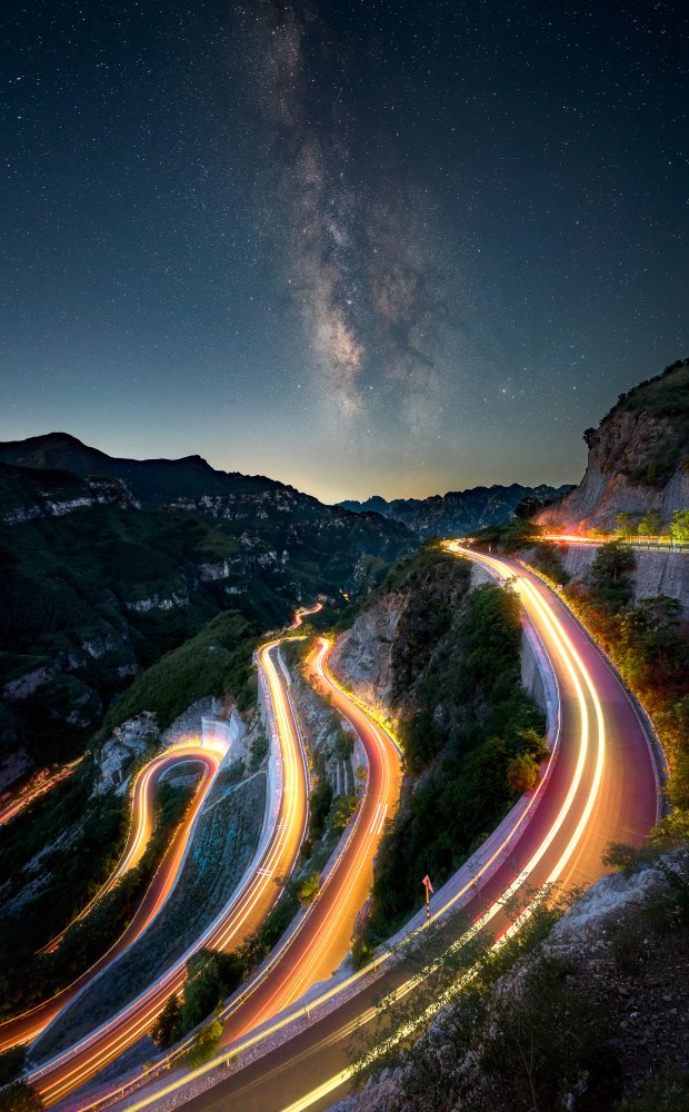 A mountain road under the Milky way von Yuan Cui