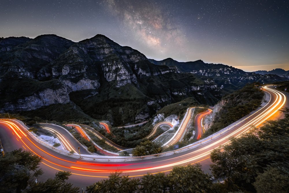 Footwall mountain road under the starry sky von Yuan Cui