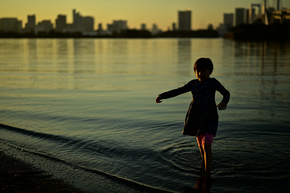 Ballerina at Sea von Yuichi Mine